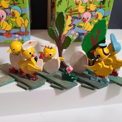 Lot 189: Vintage Japan Expanding Easter/Spring Diaroma