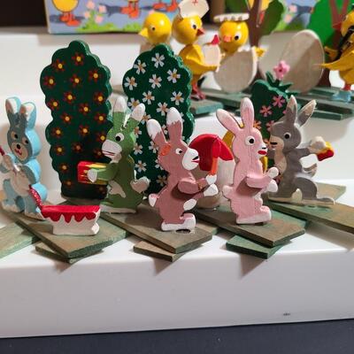 Lot 189: Vintage Japan Expanding Easter/Spring Diaroma