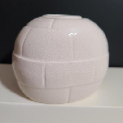 Lot 187: Rare Vintage Howard Holt, Japan,  Igloo "Peeker" Candle Holder