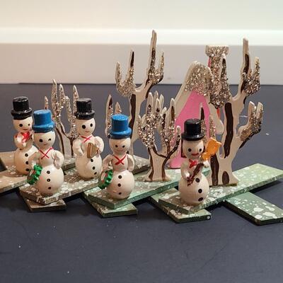 Lot 183: Rare Vintage Japan Expanding Diorama's: Monks, Santa's, Snowmen, Carolers, Reindeer