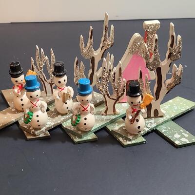 Lot 183: Rare Vintage Japan Expanding Diorama's: Monks, Santa's, Snowmen, Carolers, Reindeer