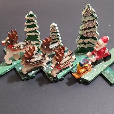 Lot 183: Rare Vintage Japan Expanding Diorama's: Monks, Santa's, Snowmen, Carolers, Reindeer