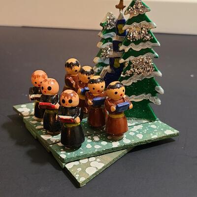 Lot 183: Rare Vintage Japan Expanding Diorama's: Monks, Santa's, Snowmen, Carolers, Reindeer