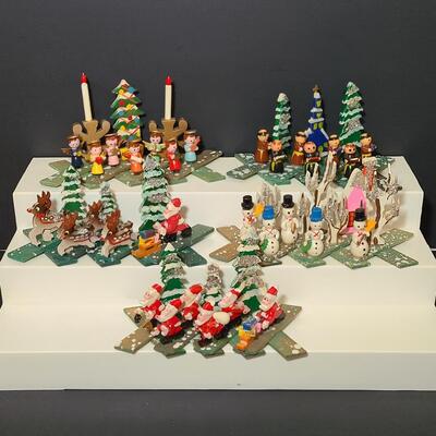 Lot 183: Rare Vintage Japan Expanding Diorama's: Monks, Santa's, Snowmen, Carolers, Reindeer