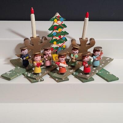 Lot 183: Rare Vintage Japan Expanding Diorama's: Monks, Santa's, Snowmen, Carolers, Reindeer