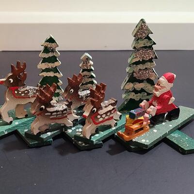 Lot 183: Rare Vintage Japan Expanding Diorama's: Monks, Santa's, Snowmen, Carolers, Reindeer