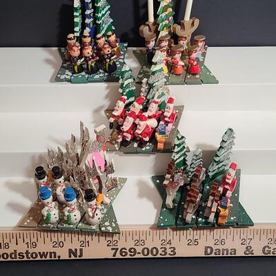 Lot 183: Rare Vintage Japan Expanding Diorama's: Monks, Santa's, Snowmen, Carolers, Reindeer