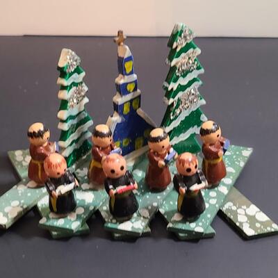 Lot 183: Rare Vintage Japan Expanding Diorama's: Monks, Santa's, Snowmen, Carolers, Reindeer