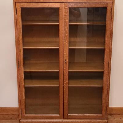 Lot 181: Vintage oak Bookcase/Curio Cabinet w/Key