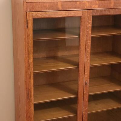 Lot 181: Vintage oak Bookcase/Curio Cabinet w/Key