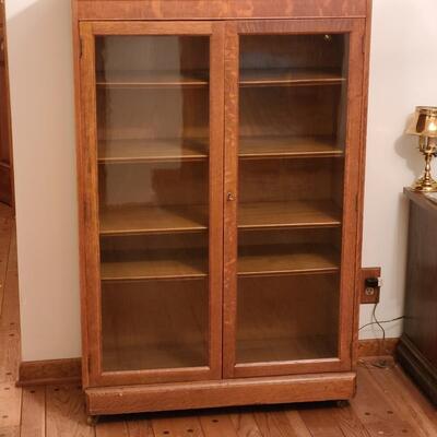 Lot 181: Vintage oak Bookcase/Curio Cabinet w/Key