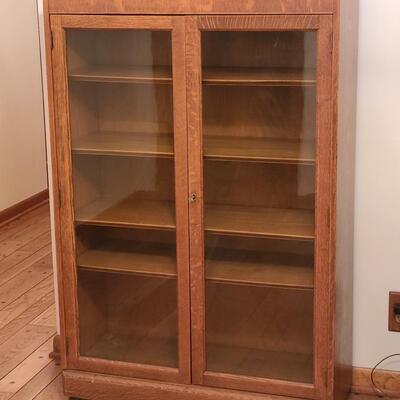 Lot 181: Vintage oak Bookcase/Curio Cabinet w/Key