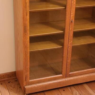Lot 181: Vintage oak Bookcase/Curio Cabinet w/Key