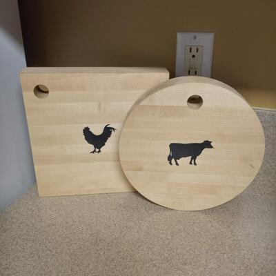 2 Natural wood cutting board rooster & cow