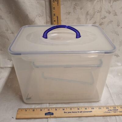 3 plastic containers w lids