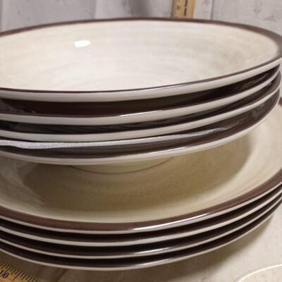 4 large bowls, 4 large trays, 8 utensils