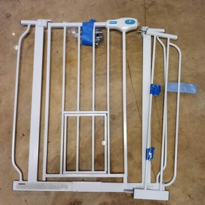 Kid pet gate, with hardware