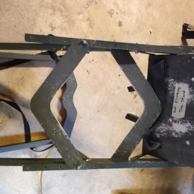 Self climbing tree stand