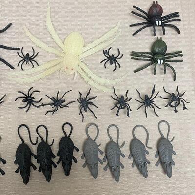 Halloween Creepy Crawly Novelty Gag Fake Rubber Bugs Insects Rats w Glass Jar