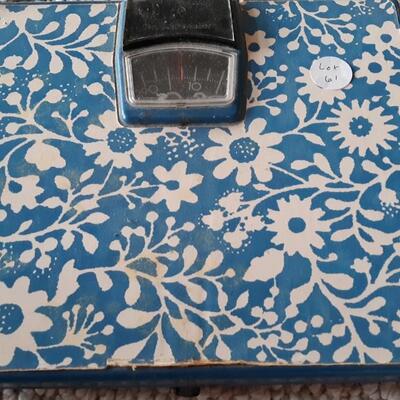 Vintage Retro Flower Power Scale