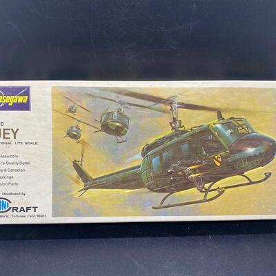 Vintage Hasegawa Bell HU-1D Huey Helicopter Model Kit 1/72 Scale