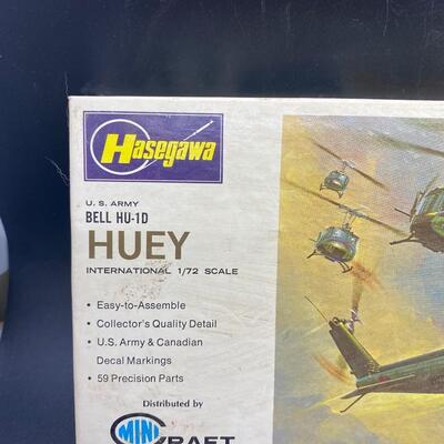 Vintage Hasegawa Bell HU-1D Huey Helicopter Model Kit 1/72 Scale