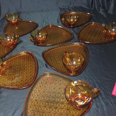 Set of 8 Vintage Amber daisy Pattern luncheon plate and cup