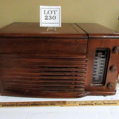 Vintage Philco Radio/Phonograph, Tabletop, Works Read Description