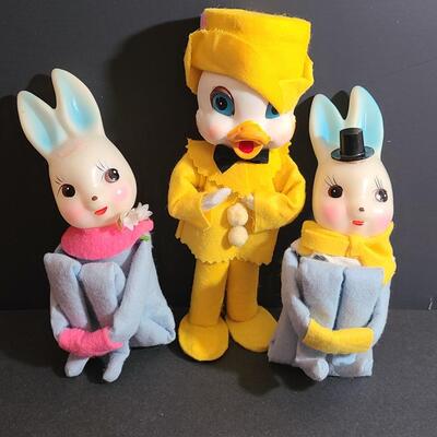 Lot 744: HTF Rabbit, Easter/Spring Knee-huggers