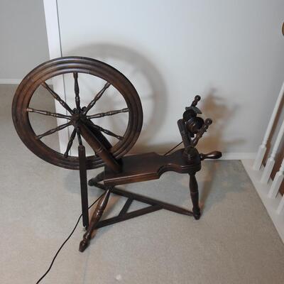 Beautiful Vintage Wood Spinning Wheel