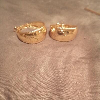 24"Beautiful Twin Chain Gold Necklace with a Pair of Gold hoops