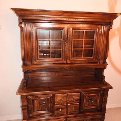 Beautiful Solid Wood China Cabinet