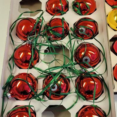 Lot 20: Vintage Shiny Brites, Rauch and other Vintage Christmas Balls