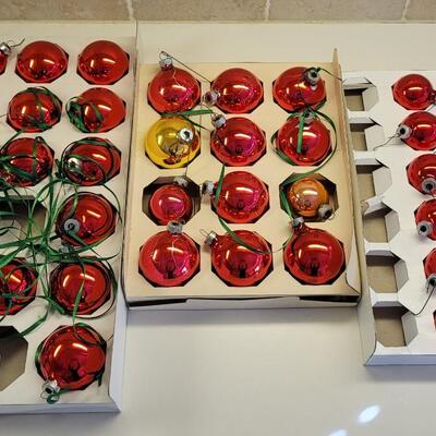 Lot 20: Vintage Shiny Brites, Rauch and other Vintage Christmas Balls