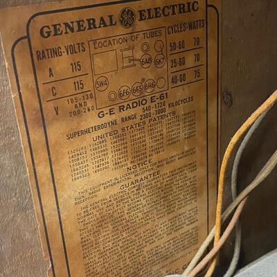 Vintage GE General Electric Cathedral Tombstone Table Sitting Tube Radio E-61