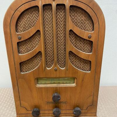 Vintage GE General Electric Cathedral Tombstone Table Sitting Tube Radio E-61