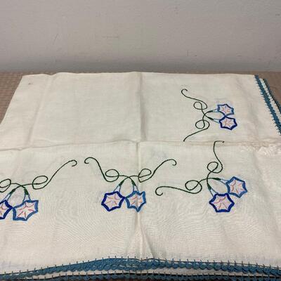 Vintage Morning Glory Embroidered Linen Table Cloth with 4 Matching Napkins