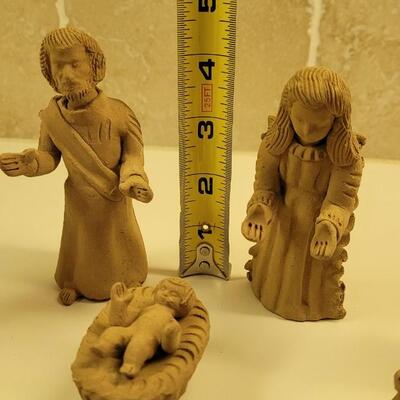 Lot 25: Vintage Ceramic Creche (Nativity)