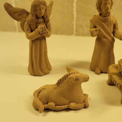 Lot 25: Vintage Ceramic Creche (Nativity)