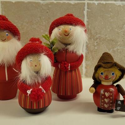 Lot 32: Mid Century Modern Swedish Wood Folk Art Christmas ðŸ‘ª Family