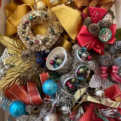 ST VINTAGE HOLIDAY CORSAGES