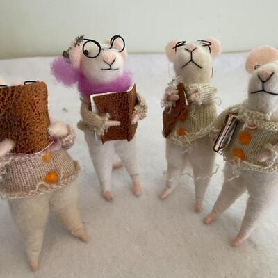 ST FABRIC MICE CAROLING