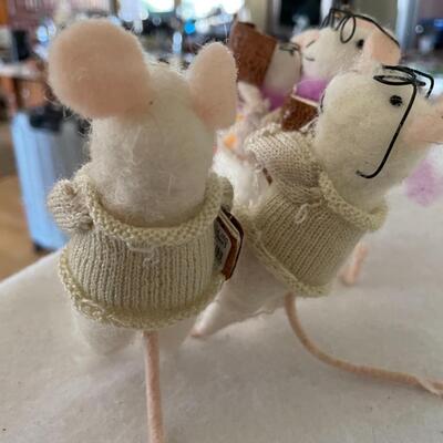 ST FABRIC MICE CAROLING