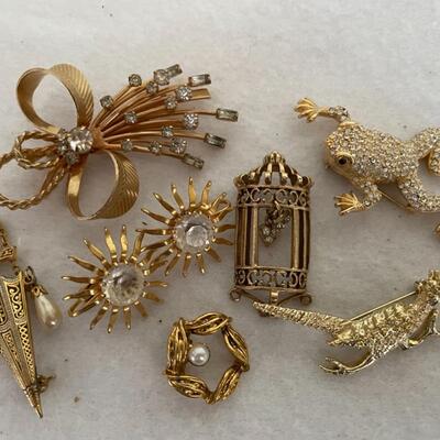 ST VINTAGE COLLECTION OF  PINS AND NECKLACES