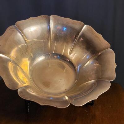 Lot 107: Vintage INTERNATIONAL Sterling Silver Fancy Serving Bowl