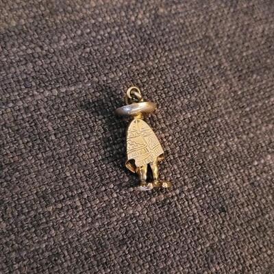 Lot 160: Vintage 10k Yellow Gold Man w/ Serape & Sombrero Pendant