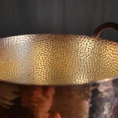 Lot 168: Vintage MERIDEN INTERNATIONAL #646 Silverplated Hand Hammered Ice Bucket