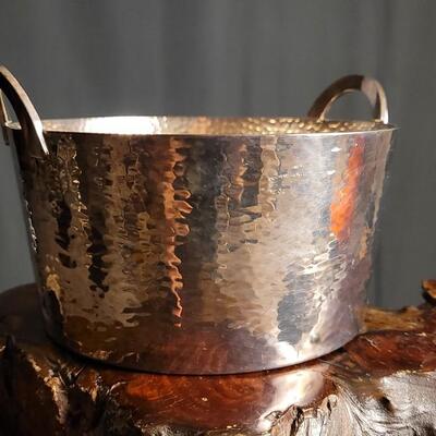 Lot 168: Vintage MERIDEN INTERNATIONAL #646 Silverplated Hand Hammered Ice Bucket