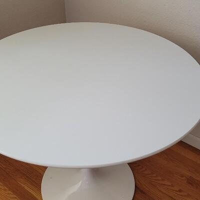 Lot 198: 50th Anniversary Edition Eero Saarinen KNOLL Tulip Table