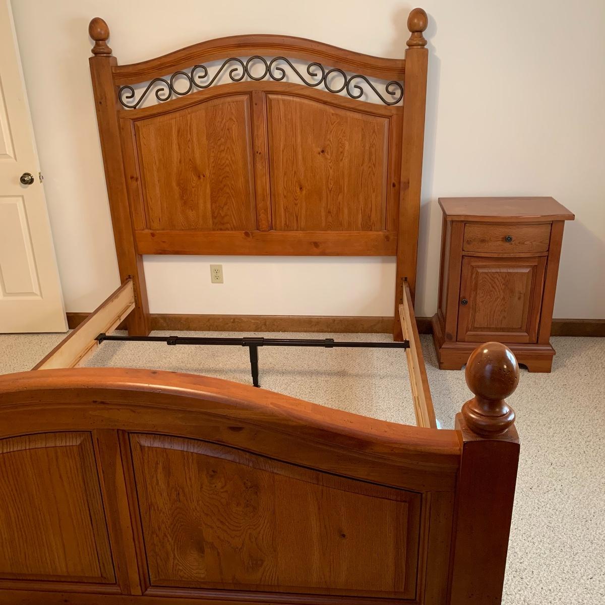 Queen Sized Wooden Broyhill Bed Frame w/ Nightstand (GB2HS)